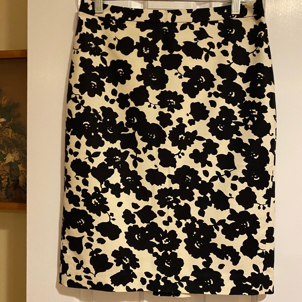 LOFT Black and White Floral Pencil Skirt